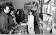 Lata 80-te ub. wieku - 3) Otwarcie księgarni przy szybie VI - (ze zbiorów kopalni/fot. Zenon Keller)