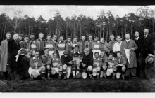 Drużyna KS Szyby Jankowice w Boguszowicach po meczu z Sokol Skřečoň (Czechy) - 1936