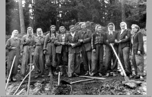 1950 - Pracownice kopalni "Jankowice" oddelegowane do budowy szosy przez Jankowice, w kierunku Radlina (dzisiejsze ul. Nowa i Niepodległości) – (foto ze zbiorów D. Chrószcza)