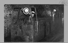 Lata 70-te ub. - Dołowa lokomotywa elektryczna przewodowa – (foto ze zbiorów D. Kurczaka)