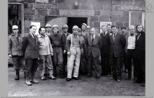 1976 - Zakończenie głębienia szybu VI. W środku dyrektor kopalni mgr inż. Franciszek Sachs – (foto ze zbiorów kopalni)