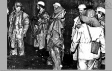 1976 - 1) Zakończenie głębienia szybu VI. Na dnie szybu, w rząpiu – (foto ze zbiorów kopalni)