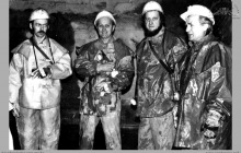 1976 - 2) Zakończenie głębienia szybu VI. Na dnie szybu, w rząpiu – (foto ze zbiorów kopalni)
