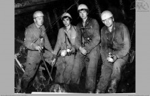 1979 - Kierownictwo oddziału przy uskoku w ścianie wydobywczej – (foto ze zbiorów J. Panyło)