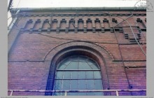 1987 - Górna fasada budynku maszyny wyciągowej, parowej z 1916 roku - (ze zbiorów kopalni/fot. W. Mazur)