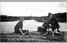 Lata 20-te ub. wieku - Paweł Teubner z żoną, znajomą i psem nad stawem Judasz - (foto ze zbiorów kopalni/H. Konska)